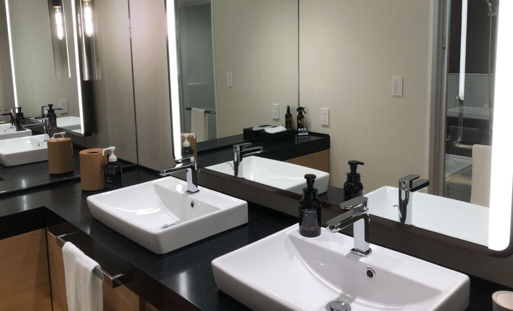 Sorakan Deluxe Room Washroom